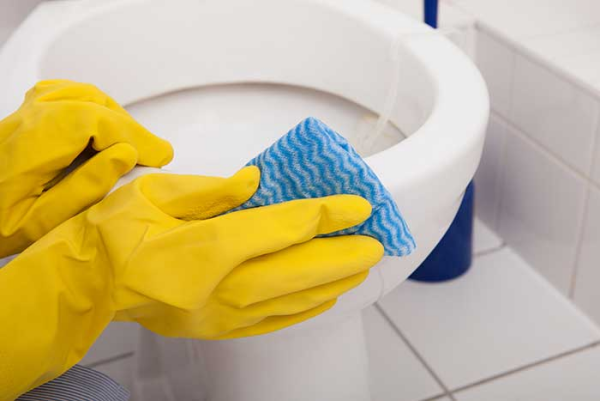 Toilette reinigen clevere Tipps und Tricks für effizientes WC putzen Schutzhandschuhe tragen die Hände schützen