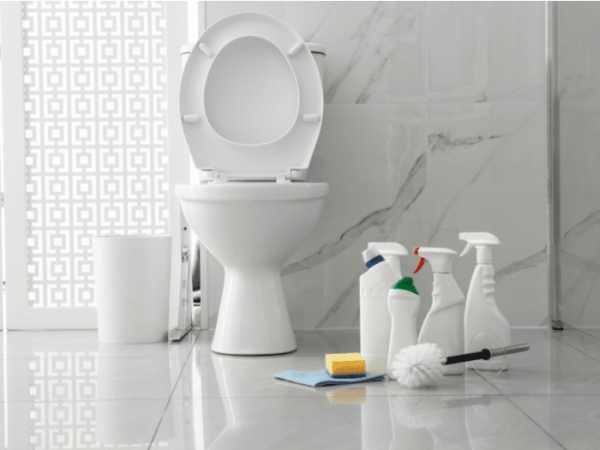 Toilette reinigen clevere Tipps und Tricks für effizientes WC putzen alles Notwendige parat haben Schwamm Reiniger Handschuhe Lappen