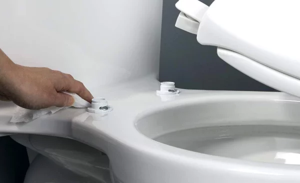 Toilette reinigen clevere Tipps knifflige Stellen saubermachen
