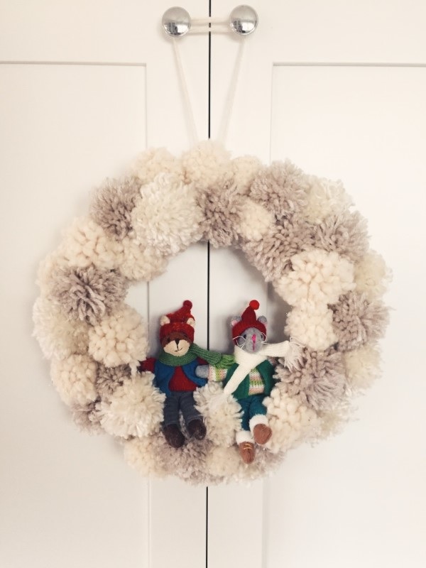 Türkranz für Weihnachten selber basteln – festliche Ideen und DIY Anleitung pompons bär spielzeug