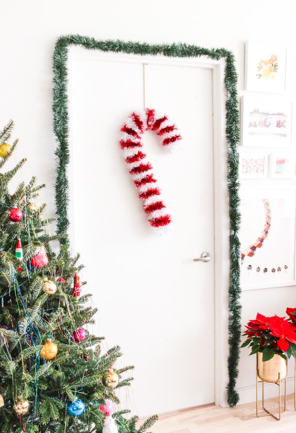 Türkranz für Weihnachten selber basteln – festliche Ideen und DIY Anleitung zuckerstange kranz rot weiß
