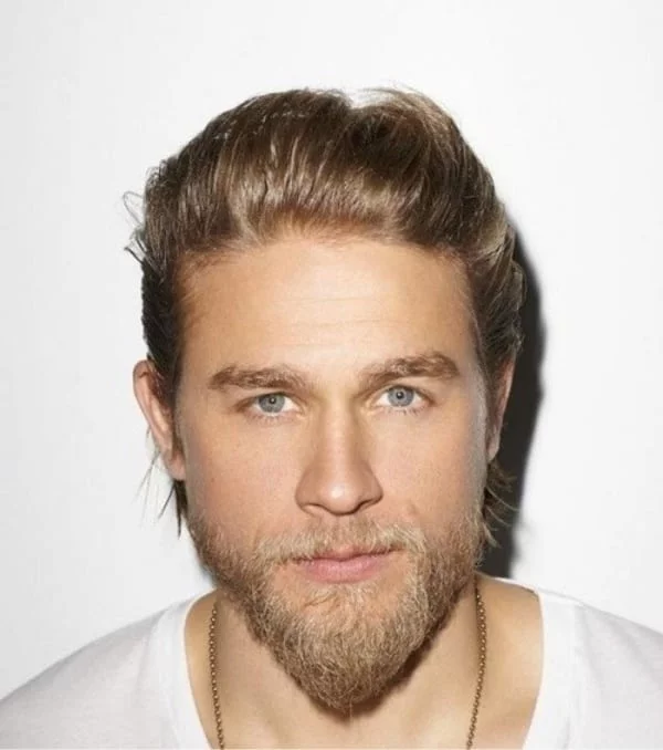 Aktuelle Bartfrisuren kleiner Wiking Bart junger Mann dunkelblondes Haar 