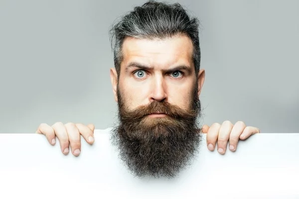aktuelle Bartfrisuren moderne Maenner trendige Bartformen junger Mann komische Grimasse