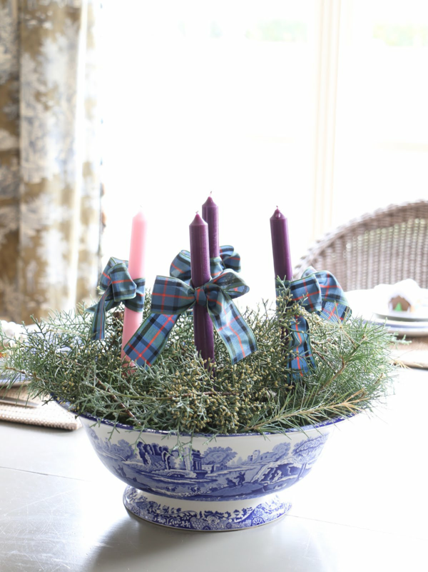 adventskranz in schale china porzellan mini kerzen tannengrün