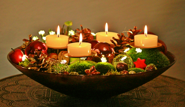 adventskranz in schale teelichter moos weihnachtsschmuck