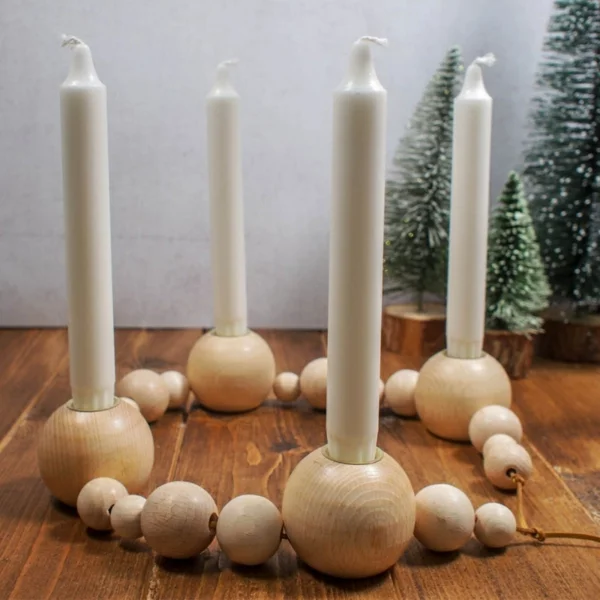 Adventskranz basteln - Kerzen in Holzkugeln