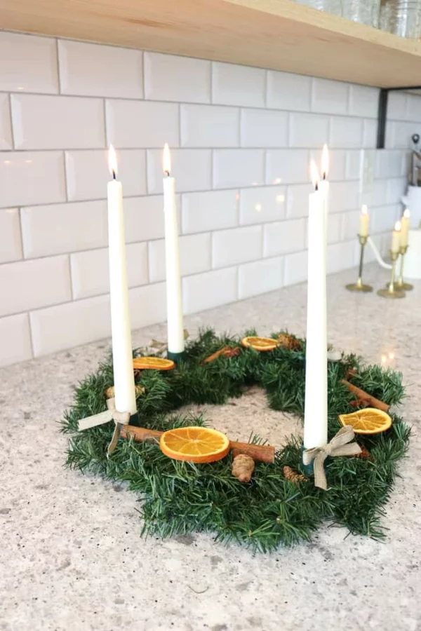 Adventskranz selber machen - Ktanz mit Tannengrün, Orangenscheiben und weißen Kerzen