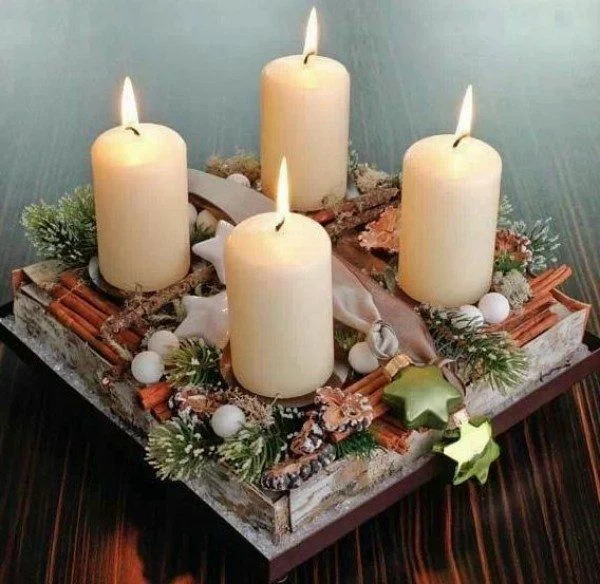 Adventskranz selber machen - Kerzen auf Zimtstangen in einer Holzkiste
