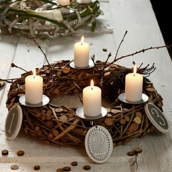 Adventskranz aus Holz mit Kerzen mit Nummern