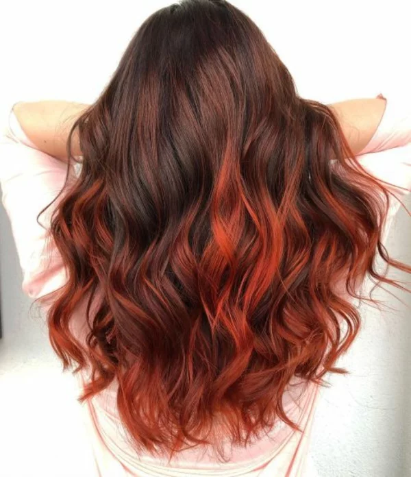 Balayage Frisur - braunes Haar mit roten Akzenten