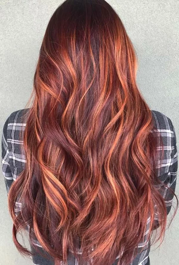 langes welliges Haar mit Balayage in Rot