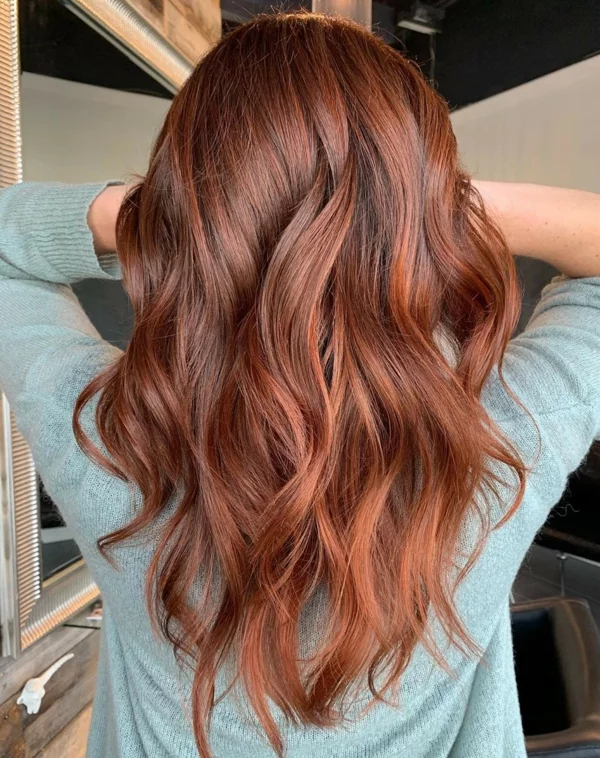 welliges Haar mit Balayage in Rot 