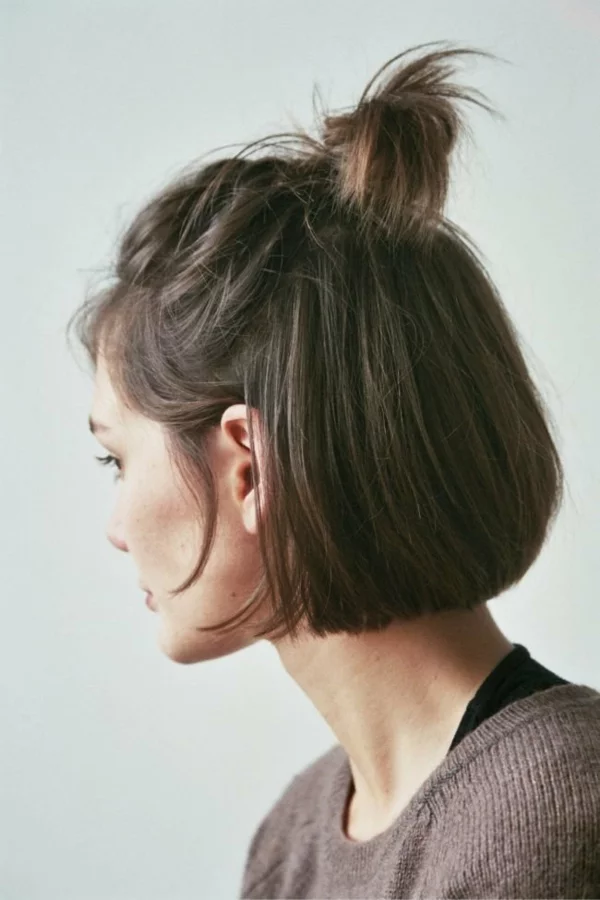 einfache Frisuren für jeden Tag - kurze Haare mit halboffenem Dutt