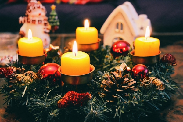 einfachen Adventskranz selber basteln Weihnachtszeit Kerzen