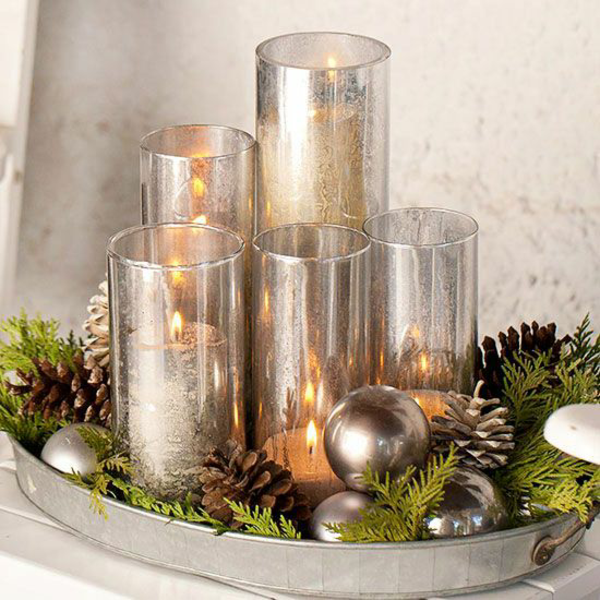 einfacher adventskranz in schale bronze weihnachtskugeln zapfen tannengrün