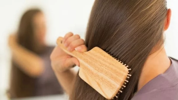gesunde lange Haare richtige Haarpflege natürliche Hausmittel verwenden durchkämmen 