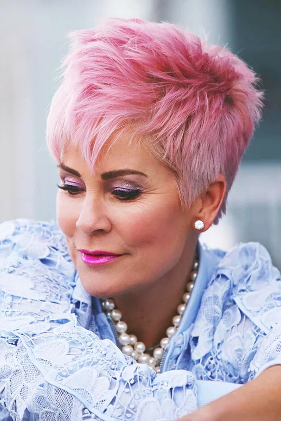extravaganter Pixie Cut im Pink als schicke Kurzhaarfrisur ab 50