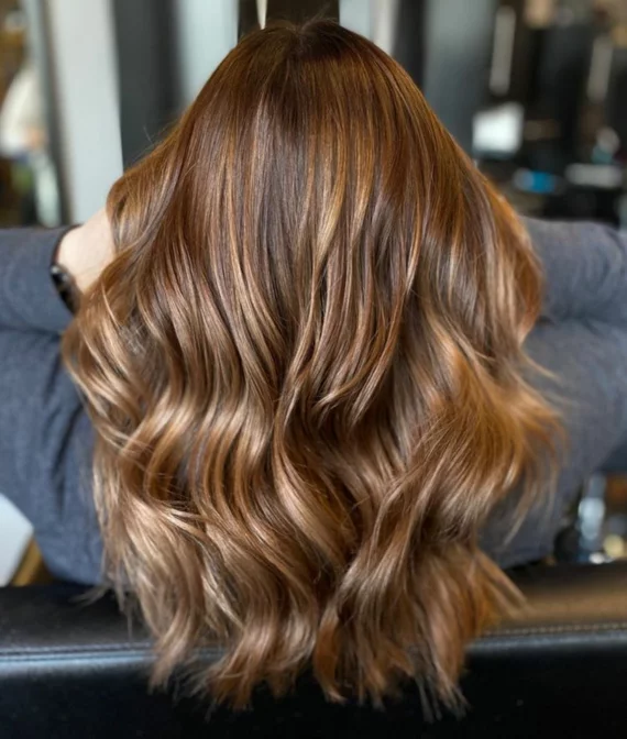 Melted Balayage - lange Haare in Caramel Haarfarbe 