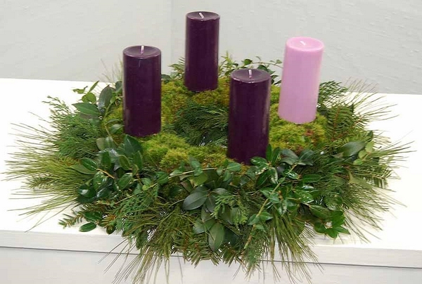 minimalistischen Adventskranz basteln lila und rosa Kerzen