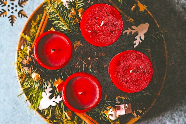 minimalistischen Adventskranz basteln rote Kerzen