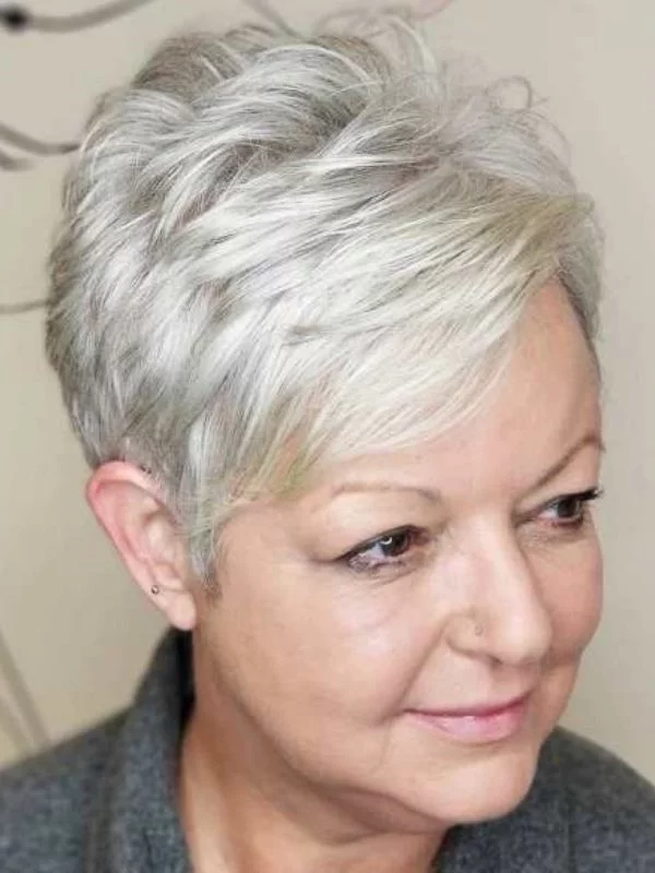 kurzes graues Haar schicke Kurzhaarfrisuren für ältere Frauen Platinlond Haarfarbe