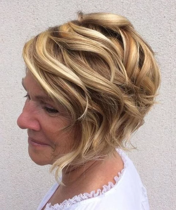 schicke Kurzhaarfrisuren für ältere Frauen Schichtenfrisur blondes kinnlanges Haar mit leichten Wellen