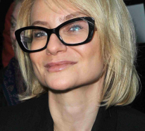 Frisuren für Frauen ab 50 mit Brille, die Sie viel jünger aussehen lassen