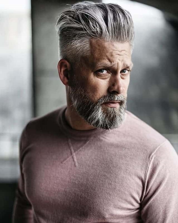 tolle Kurzhaarschnitte für ältere Männer mit grauen Haaren