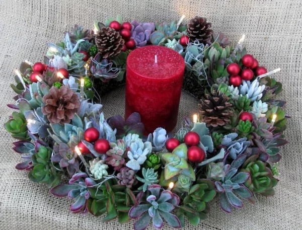 Weihnachtsgestecke selber machen aus Sukkulenten und mit Beeren dekorieren
