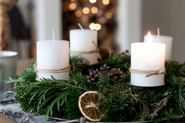 weihnachtsgestecke selber machen ausgefallener adventskranz weiße stumpenkerzen