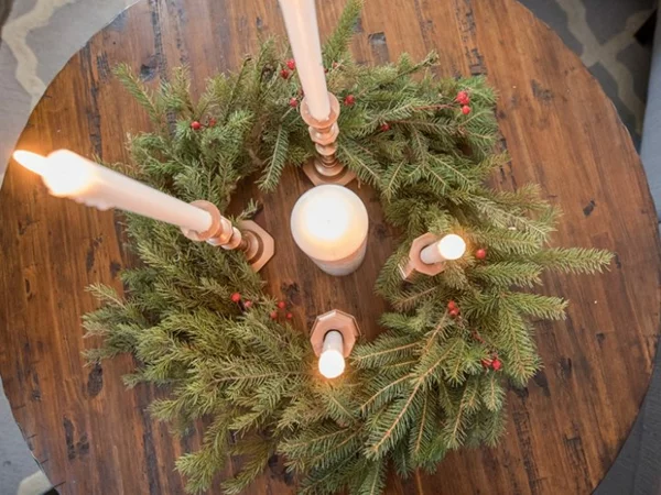 Weihnachtsgesteck mit Kerzenständern und Tannengrün