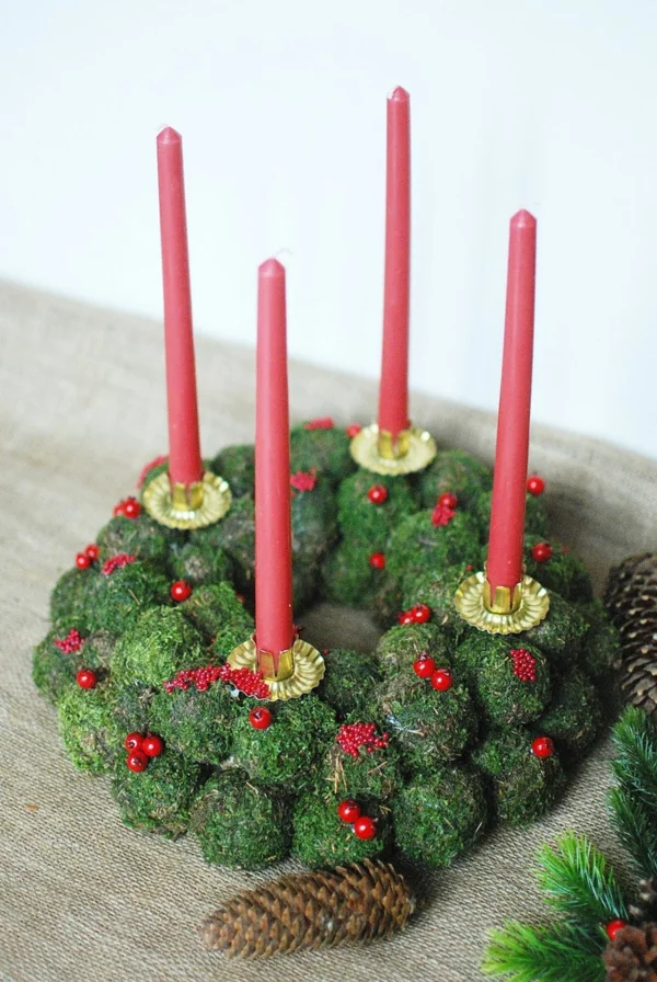 Weihnachtsgestecke selber machen - Moos und Beeren mit roten Kerzen