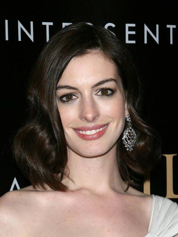 Anne Hathaway long bob side swept