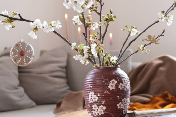 Barbarazweige Barbaratag zarte Blüten im Winter in einer runden Vase schöner Blickfang