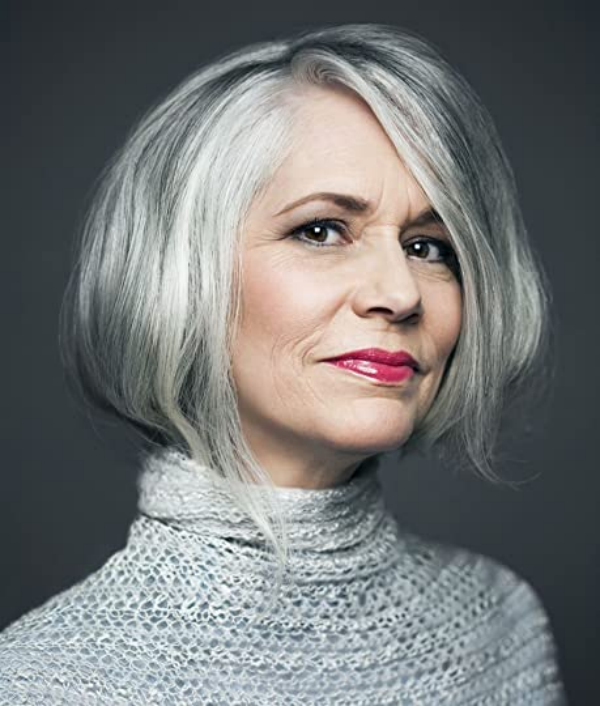 Bob Frisuren 2022 für Frauen ab 60 stilvoll elegant kurzer Bob in Silbergrau gefragteste Haarfarbe