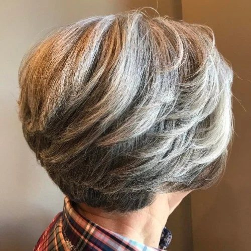 Bob Frisuren ab 60 graues Haar gut gestylt zur Seite geföhnt