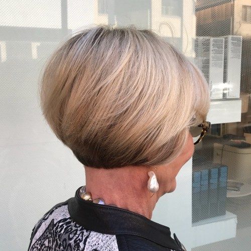 Bob Frisuren ab 60 perfekt gestylter Bob helles Haar individuelles Charme