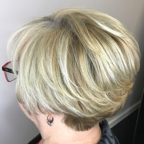 Bob Frisuren ab 60 ältere Brillenträgerin blondes Haar perfektes Styling