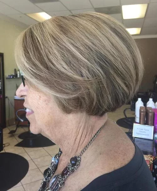 Bob Frisuren ab 60 ältere Dame im Friseursalon perfektes Styling aschblondes Haar