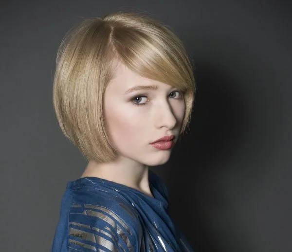 junge Frau mit blondem Haar - kurzer Bob mit Seitenpony und Side Bangs