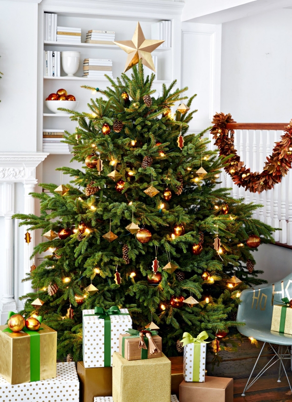 Christbaum nach Weihnachten was nun Sterne goldgelber Baumschmuck Geschenke darunter