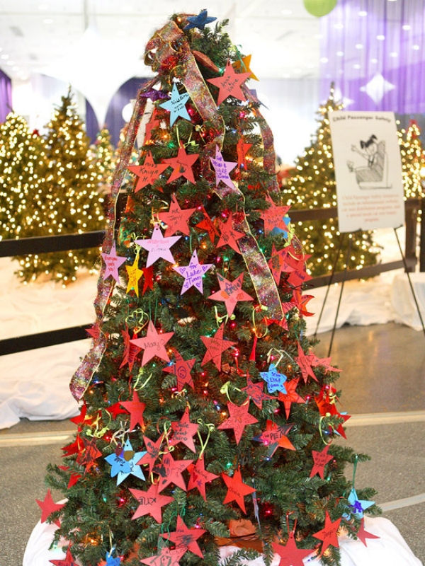 Christbaum nach Weihnachten was nun im Geschäft künstlicher Baum Blickfang schöner Tannenbaumschmuck