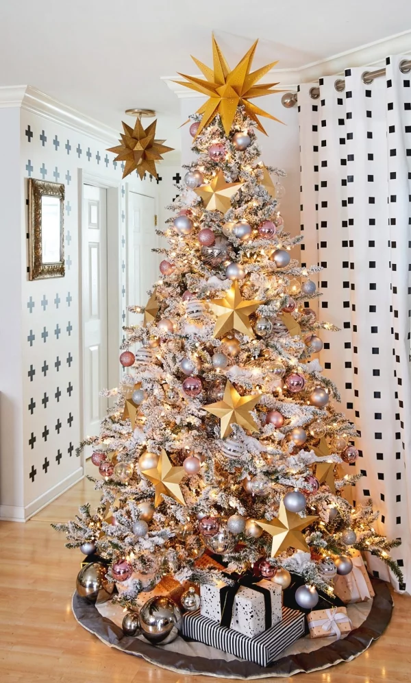 Christbaum nach Weihnachten was nun künstlicher Baum in Silber gefärbt herrlich geschmückt
