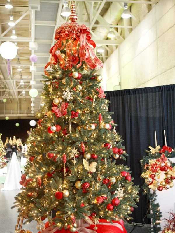 Christbaum nach Weihnachten was nun künstlicher Tannenbaum im Geschäft schön geschmückt