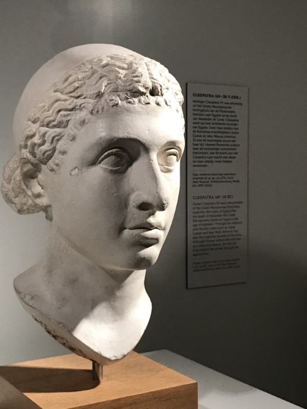 Cleopatra Bob – moderner Beauty Trend inspiriert von der Geschichte kleopatra bust historisch
