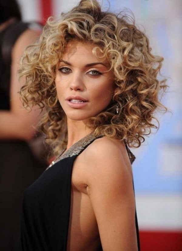  Curly Bob Hairstyles Ideas and Styling Tips for Natural Curls hollywood look hollywood lob [1965902] Tips for Natural Curls blond bob curly 