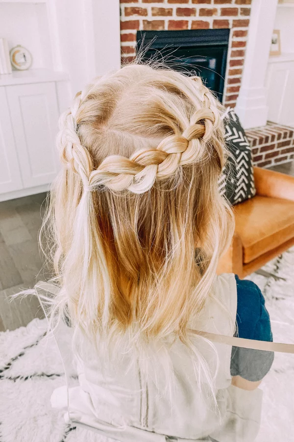 Einfache Flechtrisuren für die Schule kleines Mädchen blondes Haar Zopf und offenes Haar