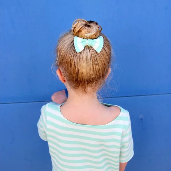 Einfache Frisuren für die Schule kleines Mädchen Haarknoten mit Schleife