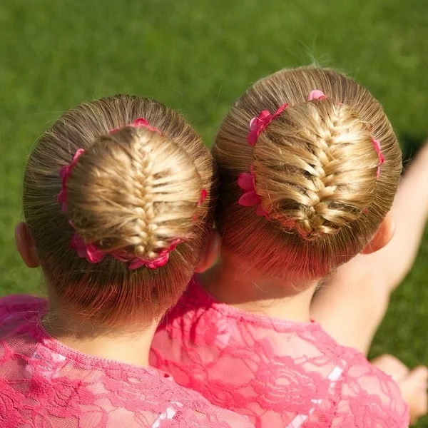 Einfache Frisuren für die Schule Haarknoten mit Zopf zwei kleine Mädchen mit blondem Haar 
