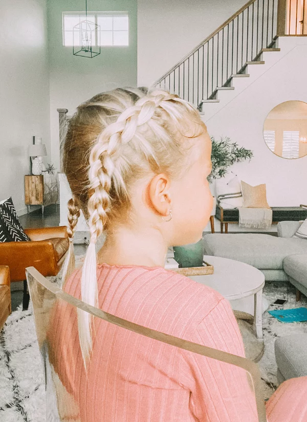 Einfache Frisuren für die Schule Zöpfe kleines Mädchen blondes Haar 